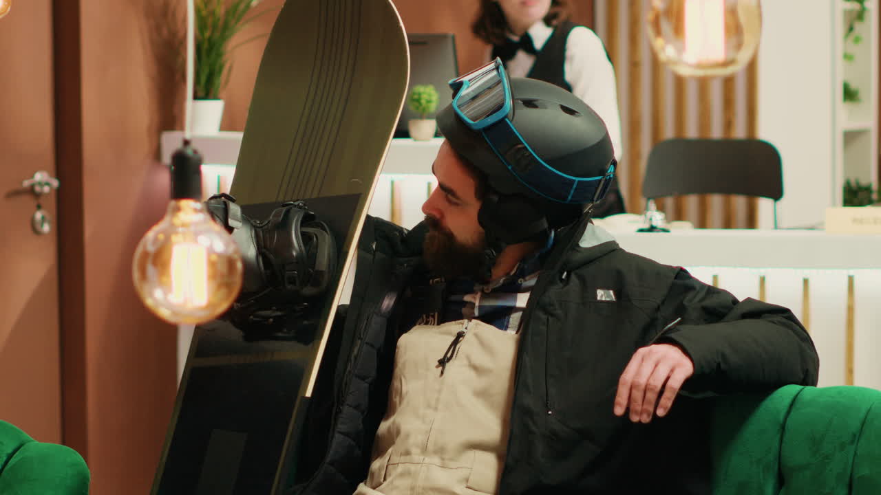 로비 에 앉아 있는 운동 여행자