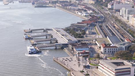 Vista-Aérea-De-Gran-ángulo-Del-Muelle-Del-Puerto-De-Ferry-En-El-Río-Tajo-Temprano-En-La-Mañana,-Lisboa,-Portugal