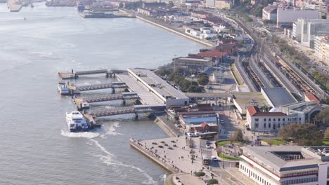 vista aérea de ángulo alto del muelle del puerto de transbordadores en el río tajo temprano en la mañana, lisboa, portugal