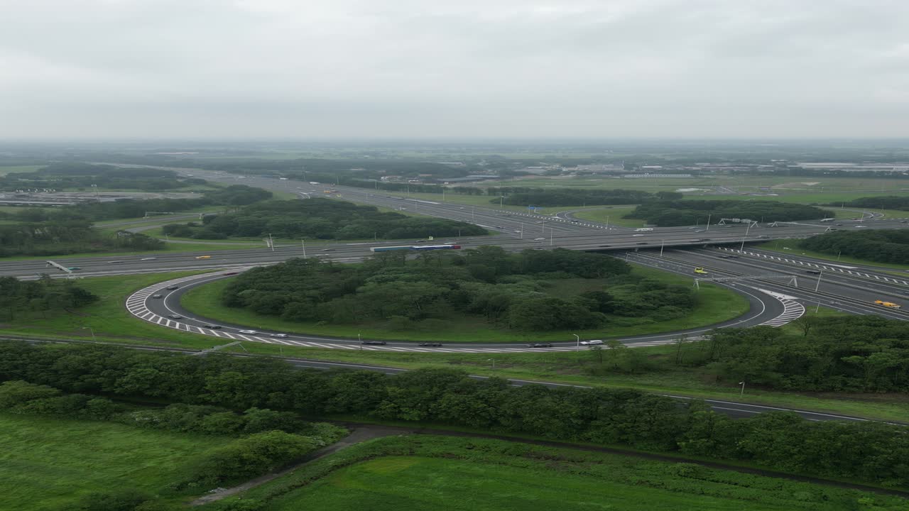 네덜란드 아메르스포르트의 고속도로에서 드론으로 촬영된 영상
