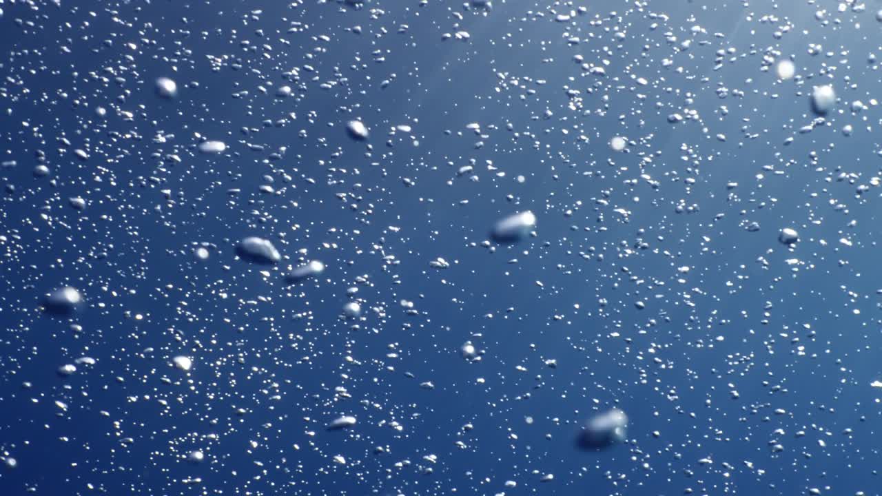 하늘과 표면에 가까운 수중 바다 풍경 태양 광선과 공기 거품 느리게 편안한 바다 배경