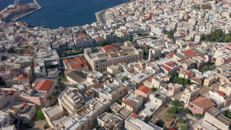 Langsame-Panorama-Drohnenaufnahme-Des-Miaouli-Platzes-In-Der-Stadt-Ermoupoli-Auf-Der-Insel-Syros,-Griechenland-Bei-Sonnenaufgang