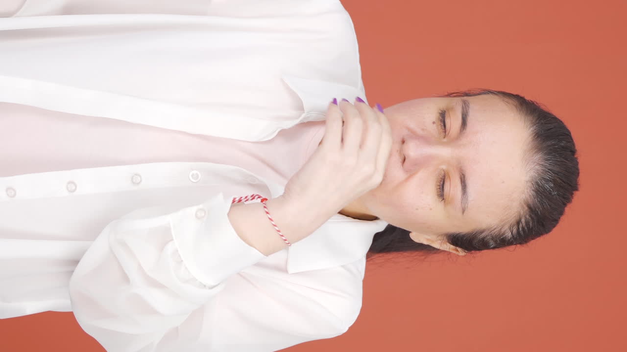 vídeo vertical de una mujer enferma tosiendo.