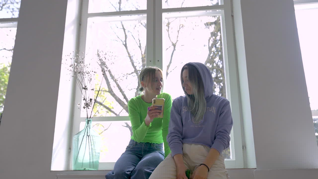 전화에 대해 이야기하고 춤을 추는 어린 소녀들