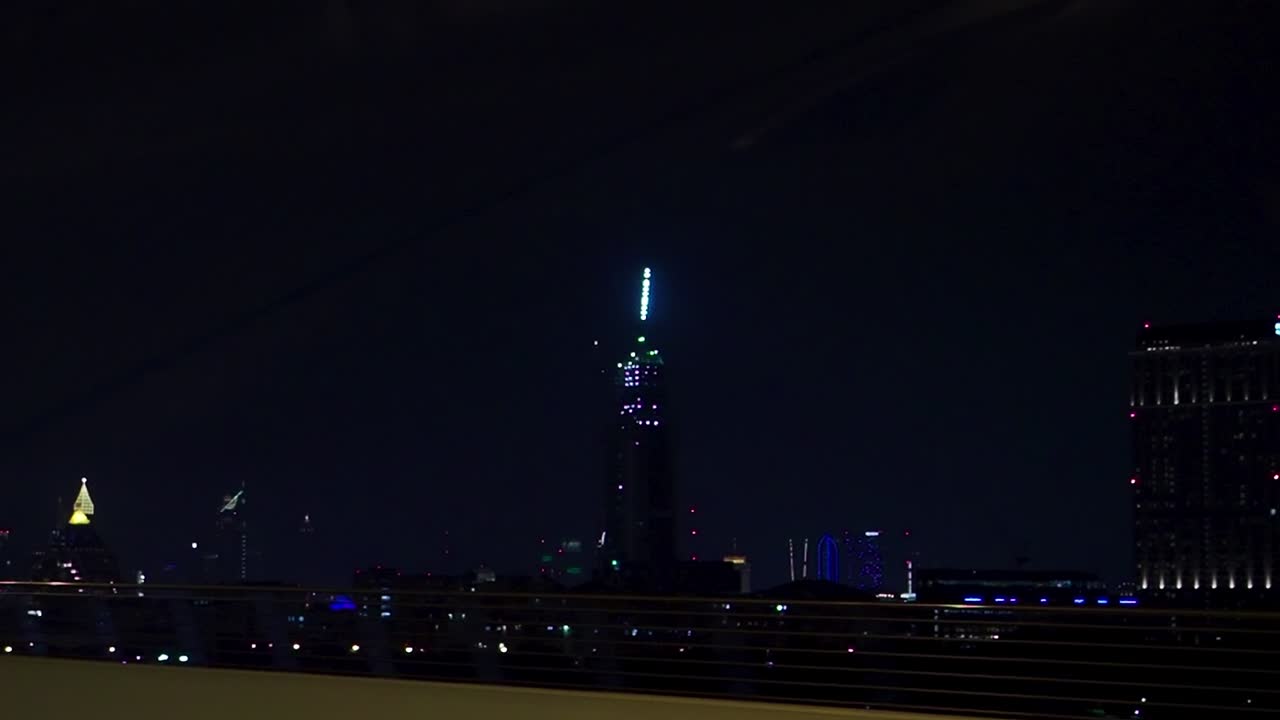 horizonte nocturno de la ciudad con rascacielos iluminados