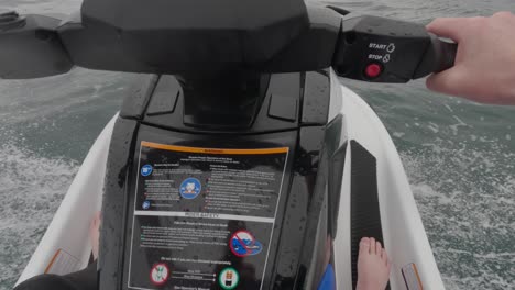 POV-Show-Eines-Jetski-Fahrers,-Der-über-Den-Ozean-Rast-Und-Auf-Den-Wellen-Planscht