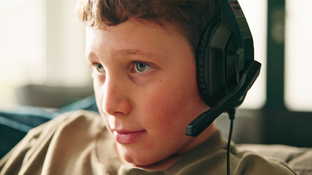 Gutt som spiller med headset