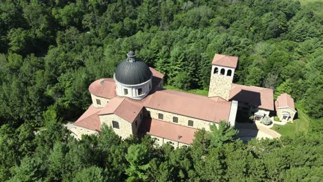 un primer plano del santuario de nuestra señora de guadalupe en la región del valle del río mississippi en la crosse wisconsin