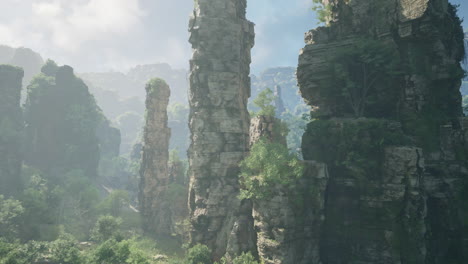 formaciones rocosas altas en un valle de montaña