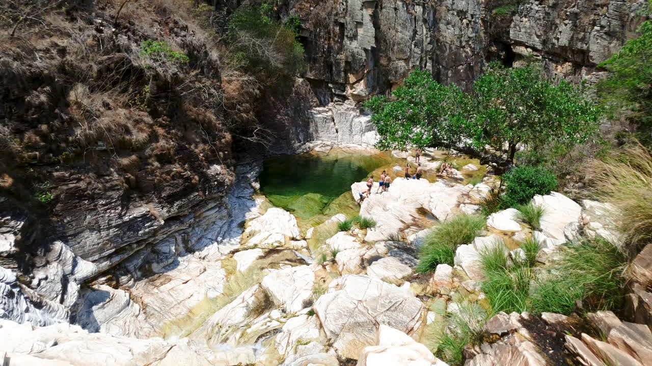 agua que fluye en la cascada de capitolio minas gerais