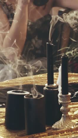 mujer con velas magia de adivinación