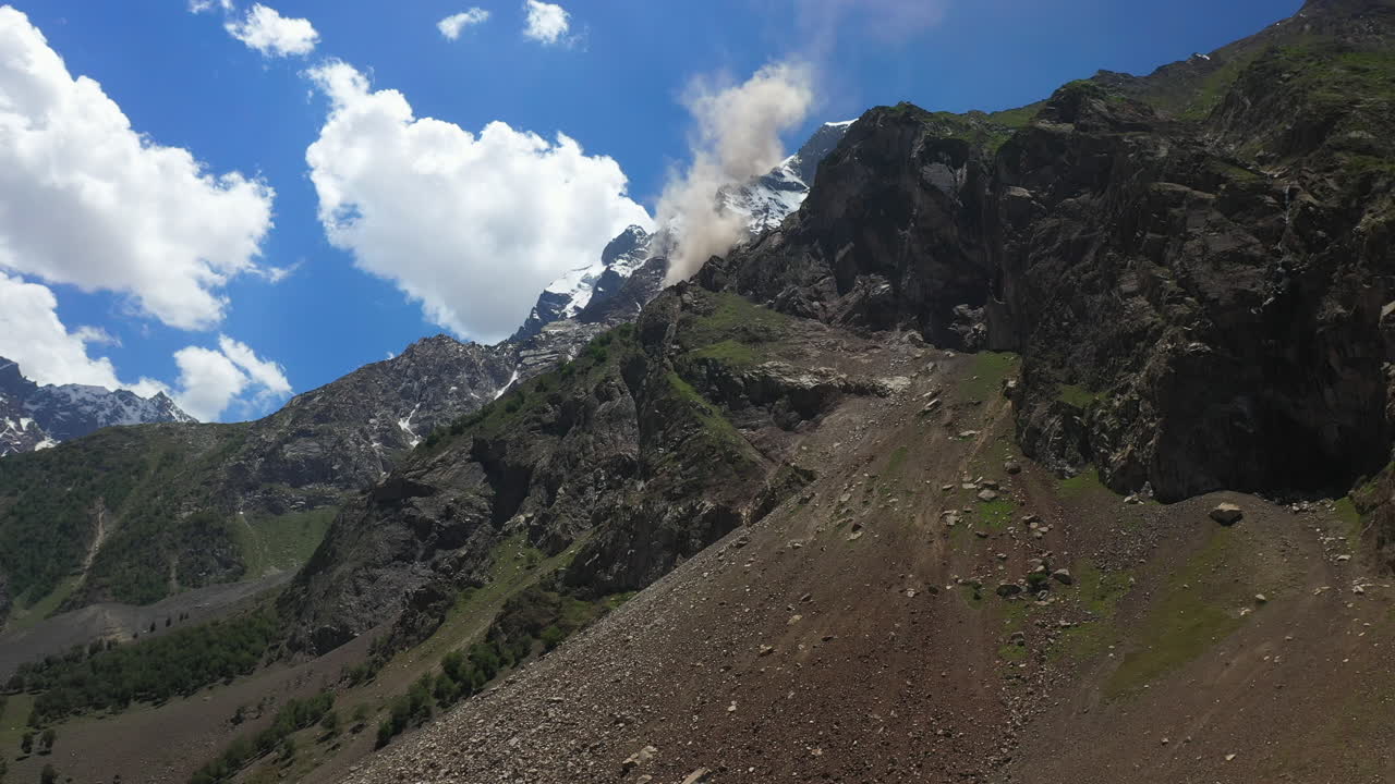 toma de dron de nanga parbat, prados de hadas pakistán, mirando hacia el pico de una montaña, toma aérea cinematográfica