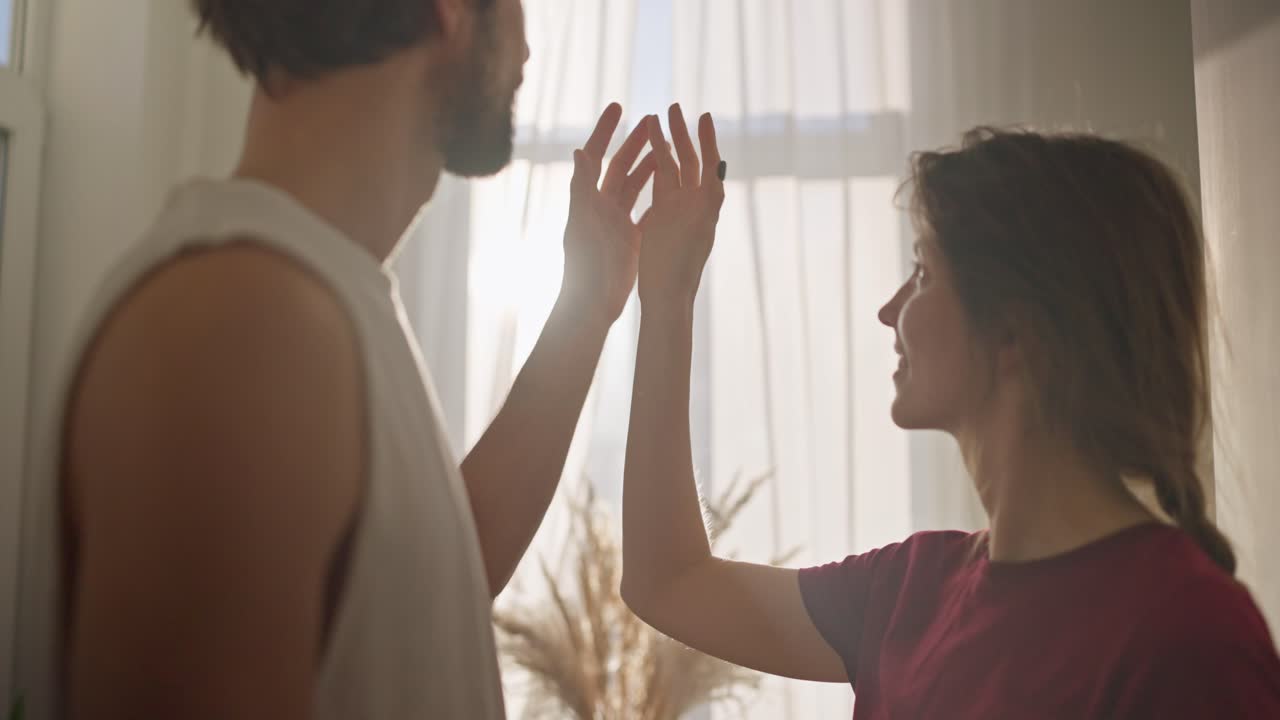 창문에서 연결되는 커플