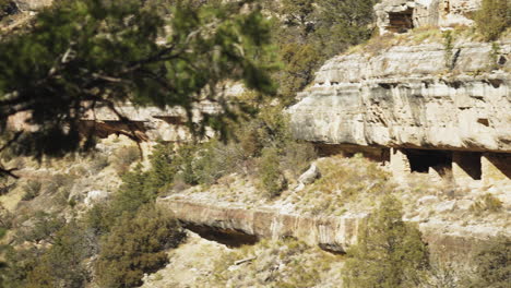 vista de las viviendas del lado del acantilado en walnut canyon