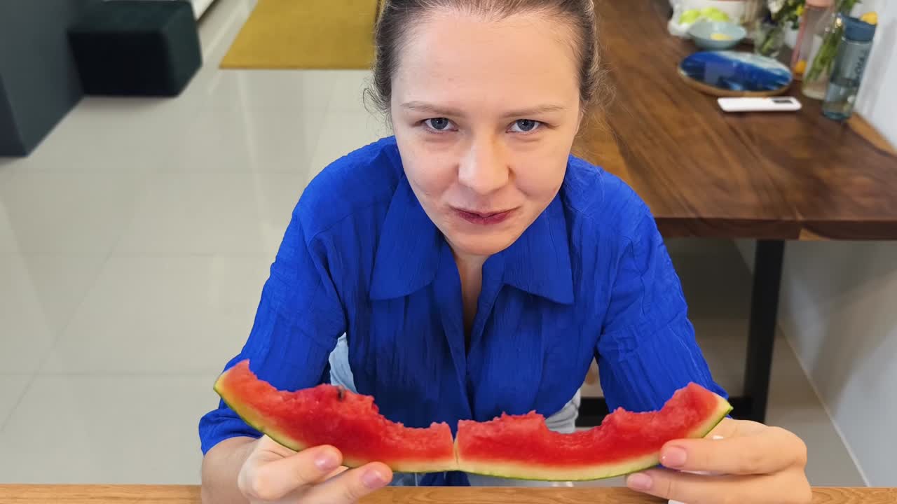 Mujer comiendo sandía