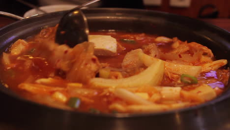 estofado de kimchi en una olla