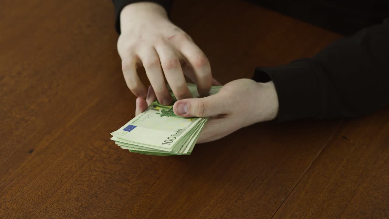 Close-up van handen die een succesvolle deal vieren met bankbiljetten van 100 euro. Concept van winst, financieel gewin en zakelijk succes.