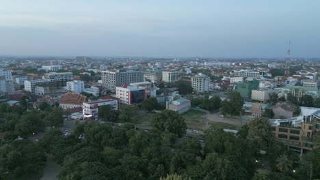 Ruhige-Stadt-Vientiane-Am-Frühen-Abend-Laos-Verfolgung-In