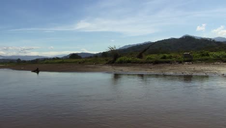 hermoso paisaje del río tarcoles en costa rica y las montañas alrededor