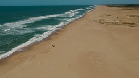 Capas-De-Olas-Oceánicas-Moviéndose-En-La-Playa-Costera-Vacía-De-Rocha-Atlantica-Uruguay