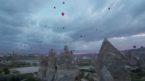 Heißluftballons-Füllen-Den-Himmel-über-Den-Atemberaubenden-Geologischen-Strukturen-Von-Kappadokien,-Türkei