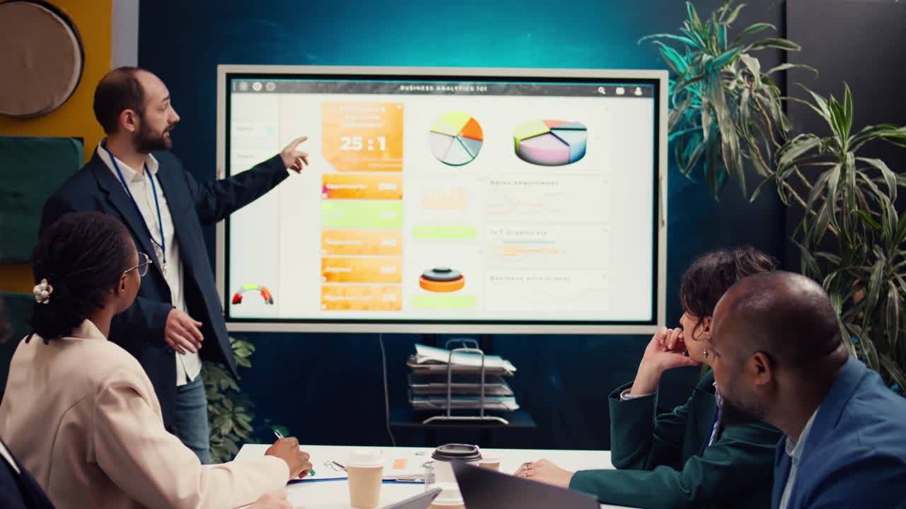 consultor de gestión reuniendo a sus empleados para una reunión de actualización de estado