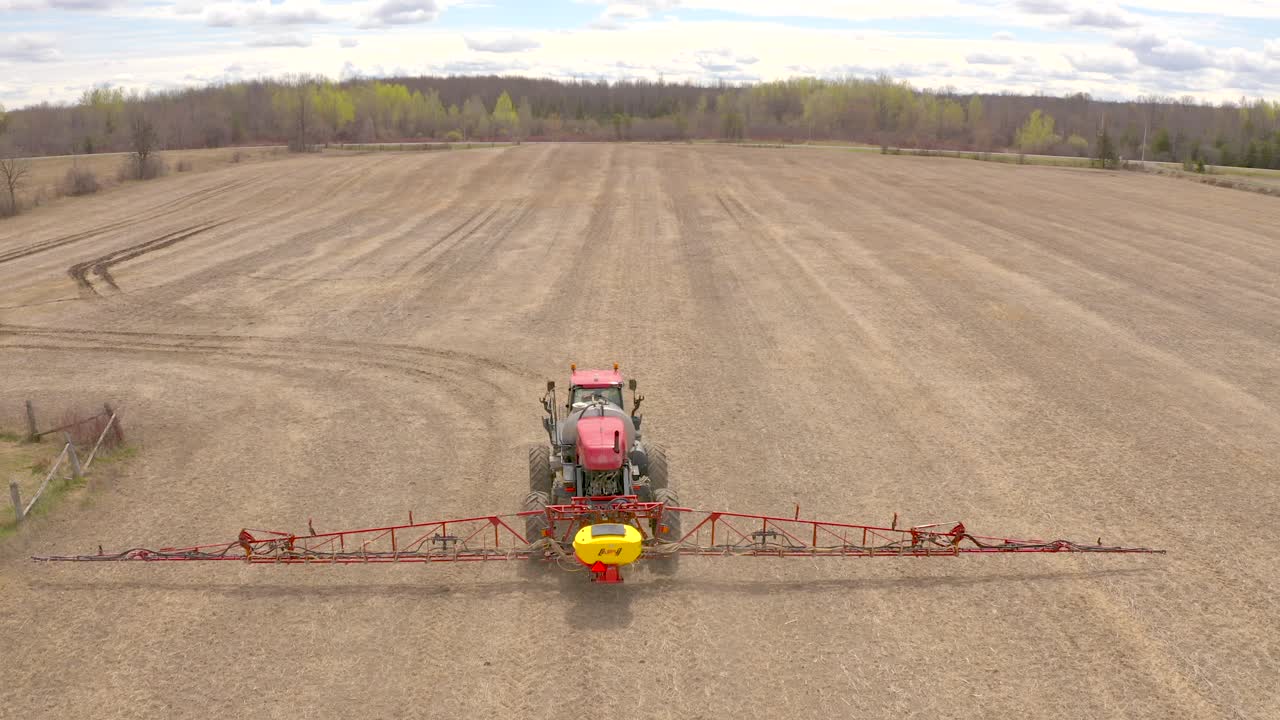 primer plano de fumigación de cultivos de tractores