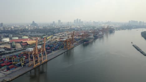 puerto de contenedores de envío ribereño