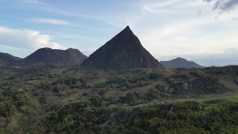 Atemberaubende-Pyramidenbergspitze-Des-Cerro-Tusa-In-Der-Nähe-Von-Venecia,-Kolumbien