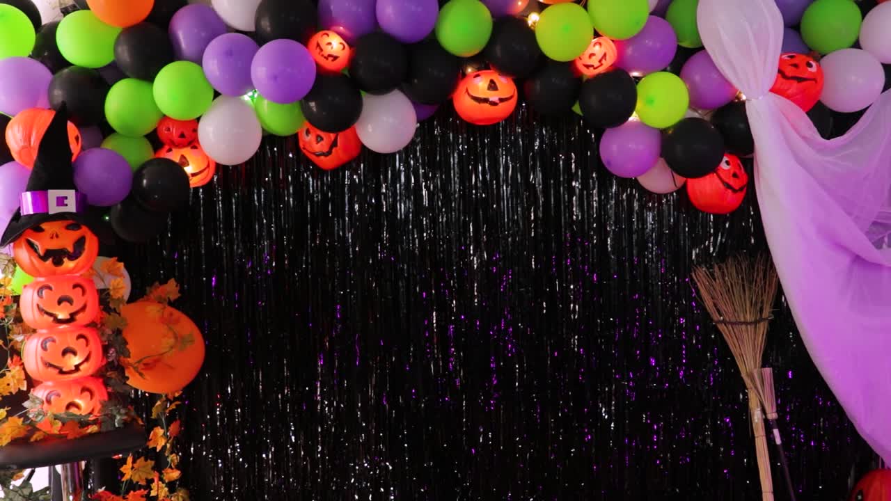 escenario decorado con un tema de halloween