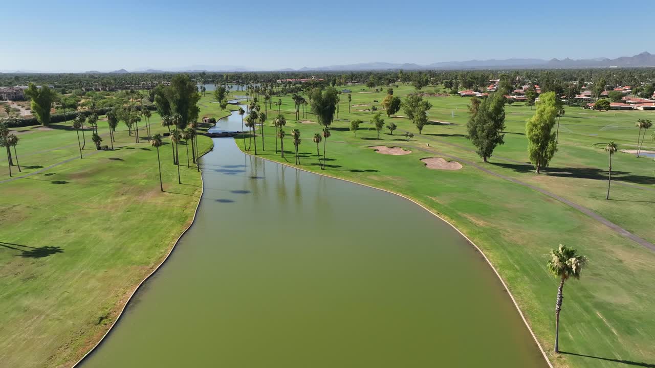 나무 와 물 의 특징 으로 둘러싸인 골프장