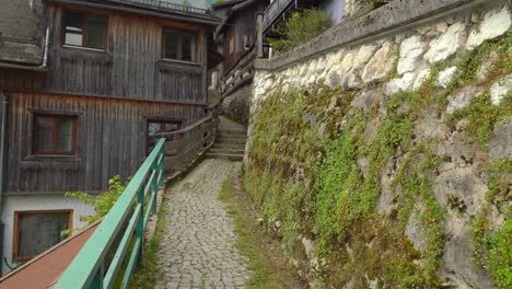 hacer zoom en el estrecho camino de piedra en hallstatt