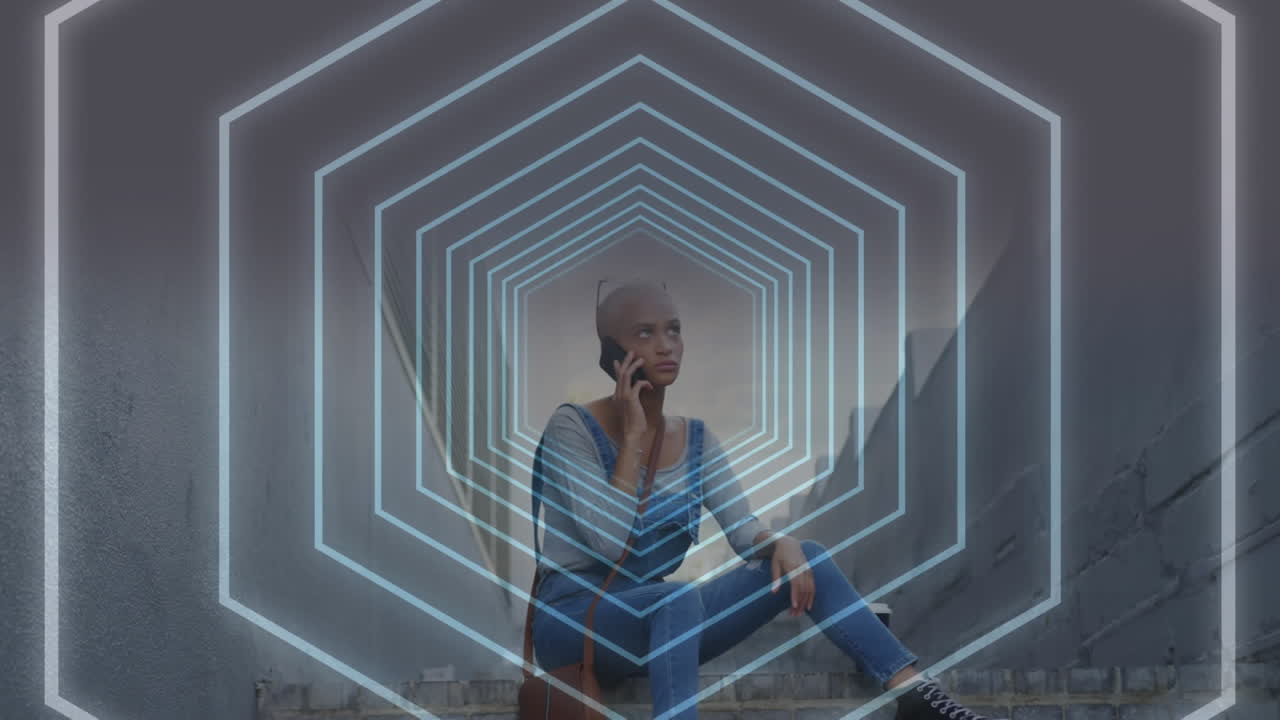 animación de hexágonos sobre mujer biracial hablando en teléfono inteligente.