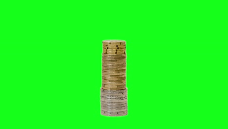 las monedas crecen sobre un fondo verde