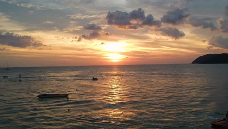 Fliegende-Drohne-In-Einen-Wunderschönen-Sonnenuntergang,-Der-Sich-Im-Ozean-Bei-Pantai-Cenang-In-Langkawi-Malyasia-Widerspiegelt