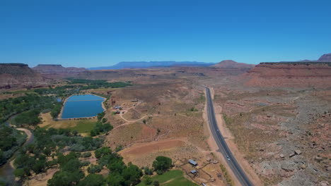 Vista-Aérea-Del-Parque-Nacional-Del-Monte-Sión-Rastreando-Una-Carretera-Larga-Y-Solitaria-Ubicada-En-El-Sur-De-Utah