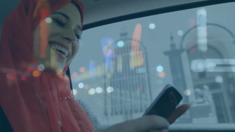 mujer usando el teléfono inteligente y el paisaje urbano