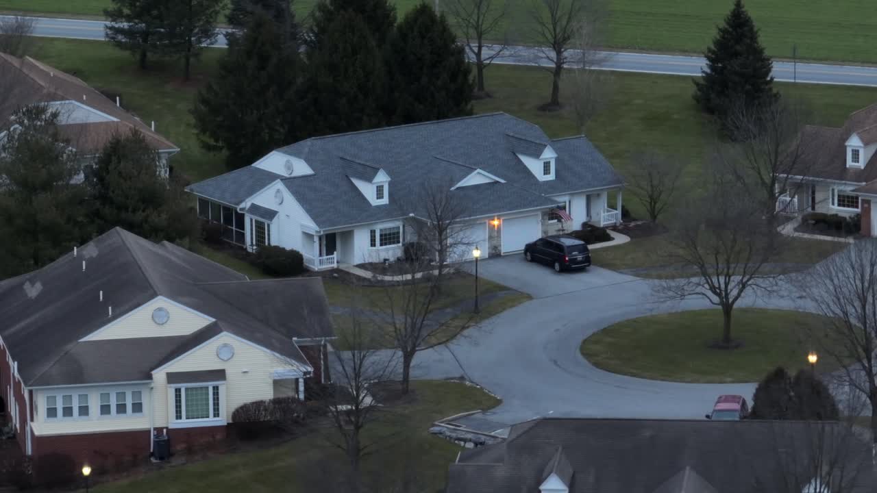 zoom aéreo largo de cabañas en una casa de retiro en américa