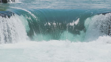 Ein-Wasserfall-Mit-Viel-Wasser-Auf-Einem-Sauberen-Und-Wilden-Gebirgsfluss