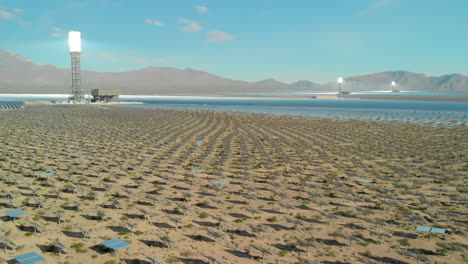 antena baja de generadores eléctricos solares en el desierto