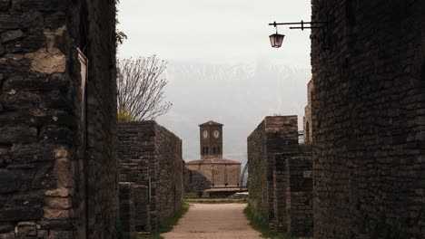 ciudad de gjirokaster en albania, lugares cinematográficos - sitio del patrimonio mundial de la unesco en 4k