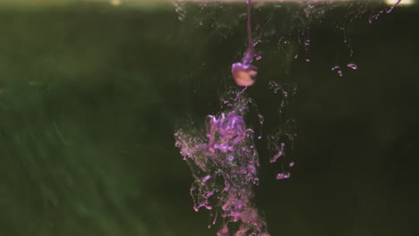 video de un primer plano de tinta púrpura en el agua con espacio para copiar