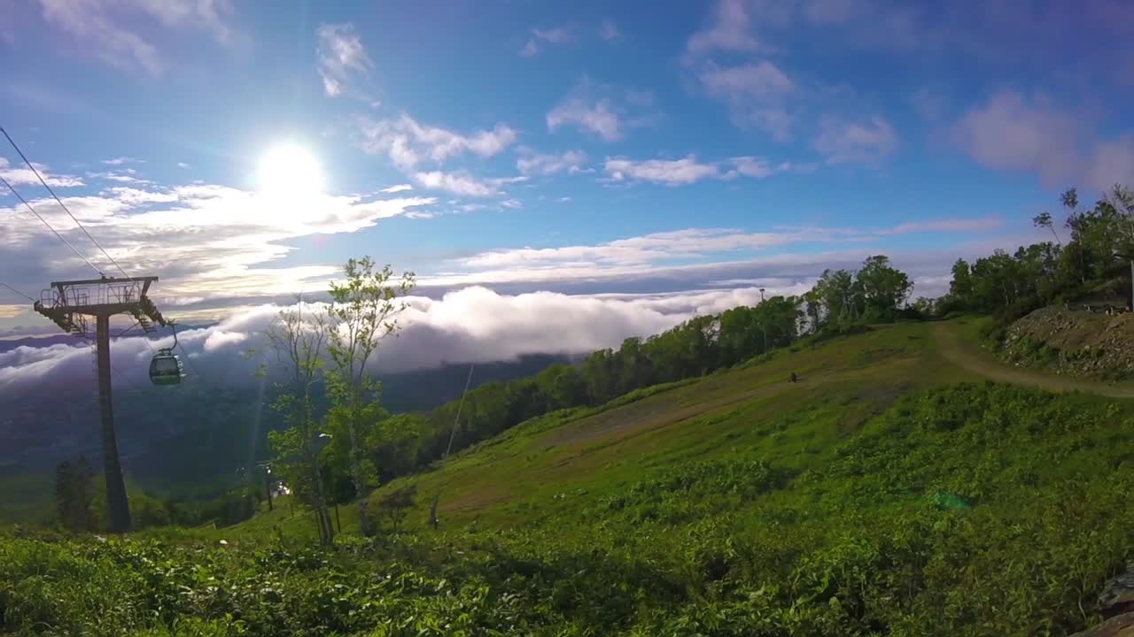 산에서 해가 뜨는 케이블카 타기