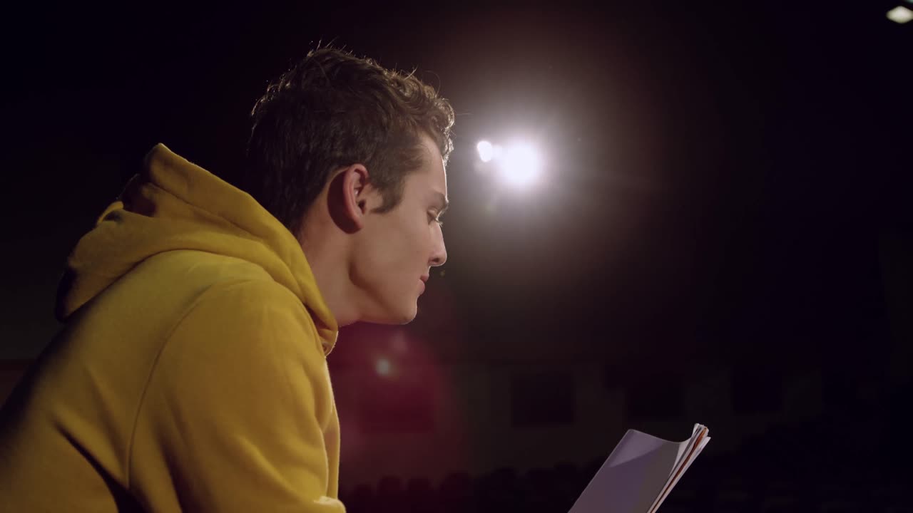 adolescentes ensayando en un teatro