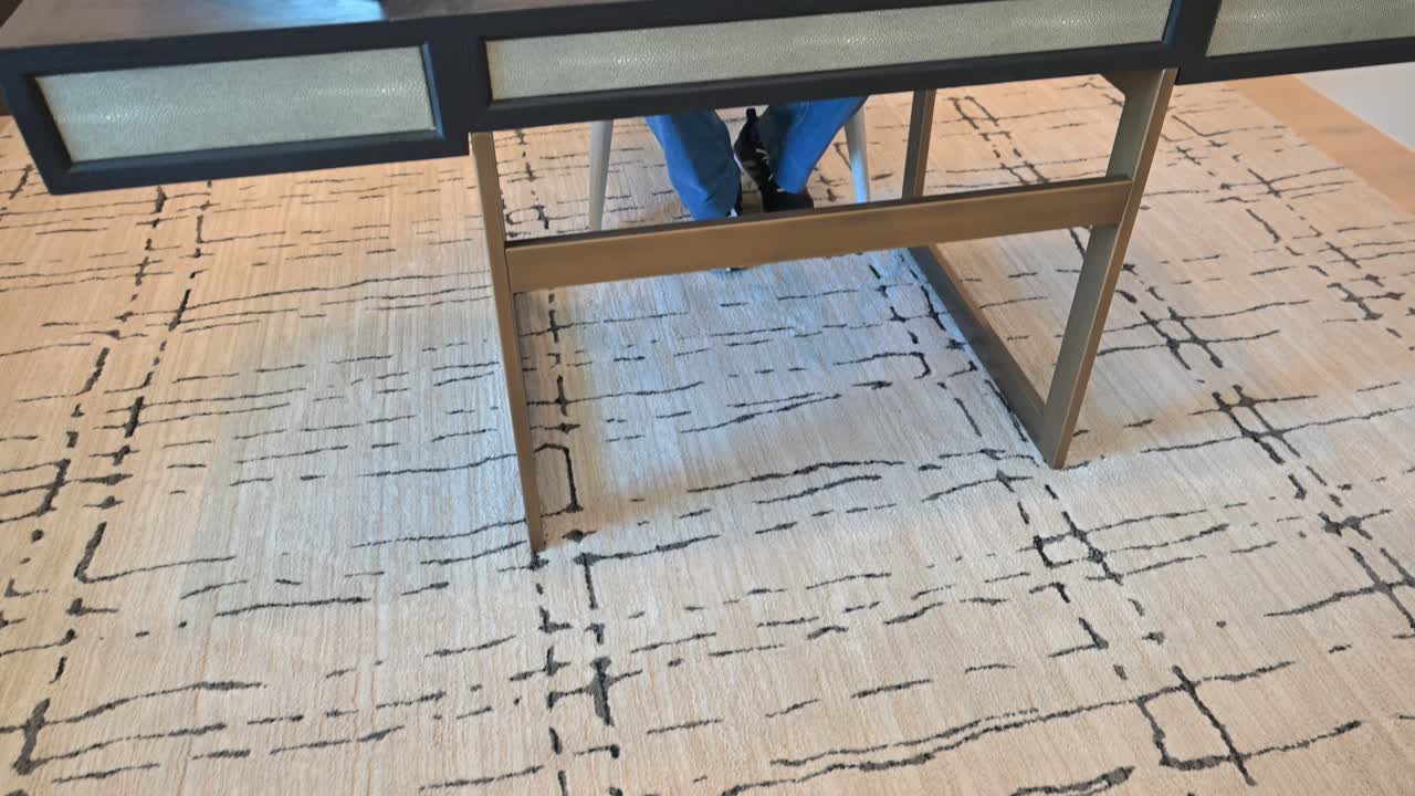 사무실 에 앉아 있는 노인 은 읽고 있는 것 에 대해 혼란 스럽다