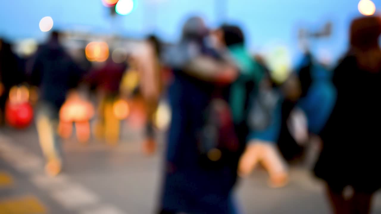 밤에 길을 건너는 사람들과 거리 풍경