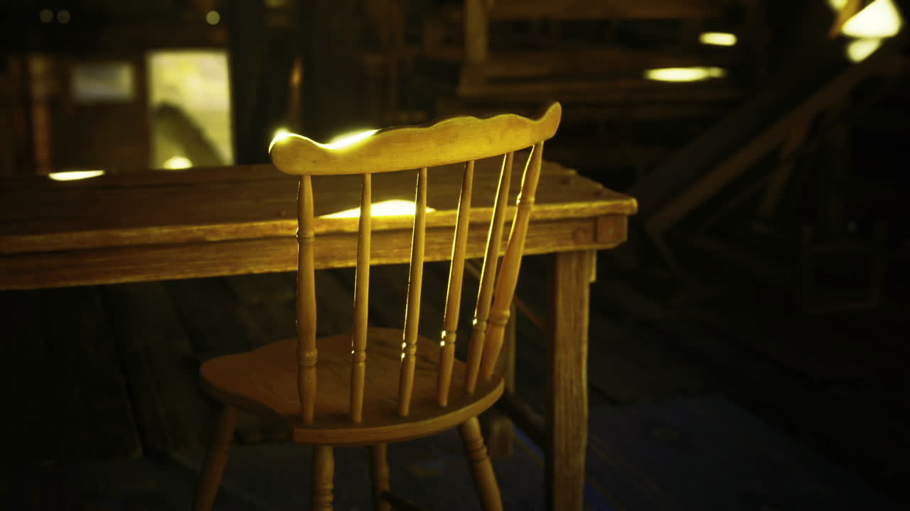 静かな部屋に佇むヴィンテージチェア、温かく素朴な夜の雰囲気