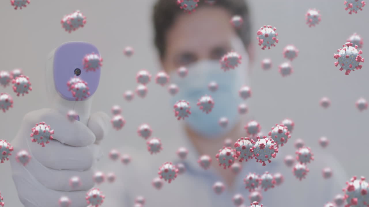 디지털 온도계를 들고 마스크를 쓴 사람이 코로나19 세포를 떠다니는 애니메이션