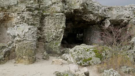 Pequeña-Cueva-Vacía-En-Antiguas-Formaciones-Rocosas-Naturales-Tranquilas-Y-Desiertas-Pobiti-Kamani