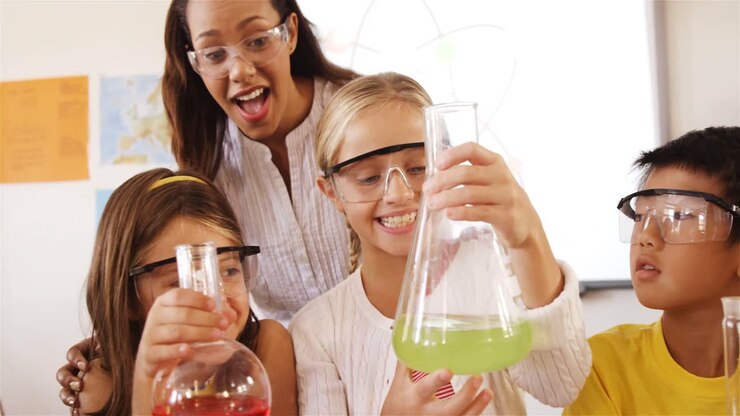 Skolebørn udfører et kemisk eksperiment i laboratorium
